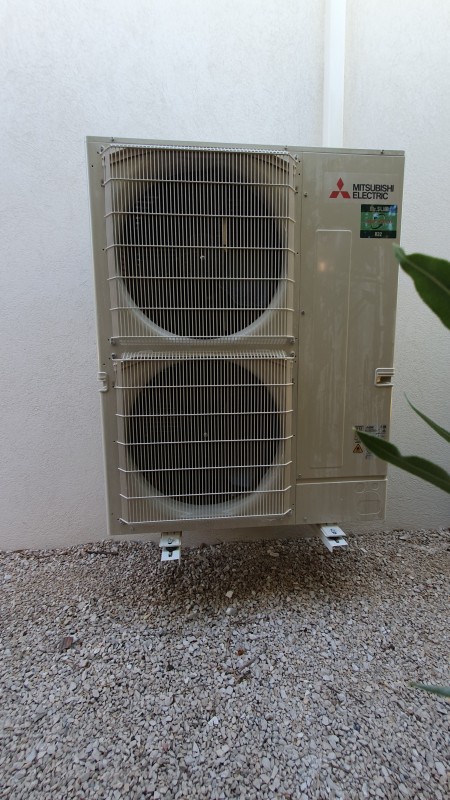 Pose d'une pompe à chaleur Mitsubishi à Cassis Bouches du Rhône