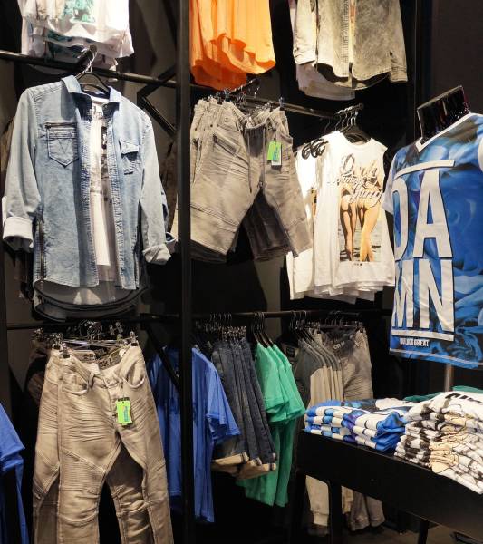 Aménagement d'un magasin de vêtements masculins dans un centre commercial de Marseille